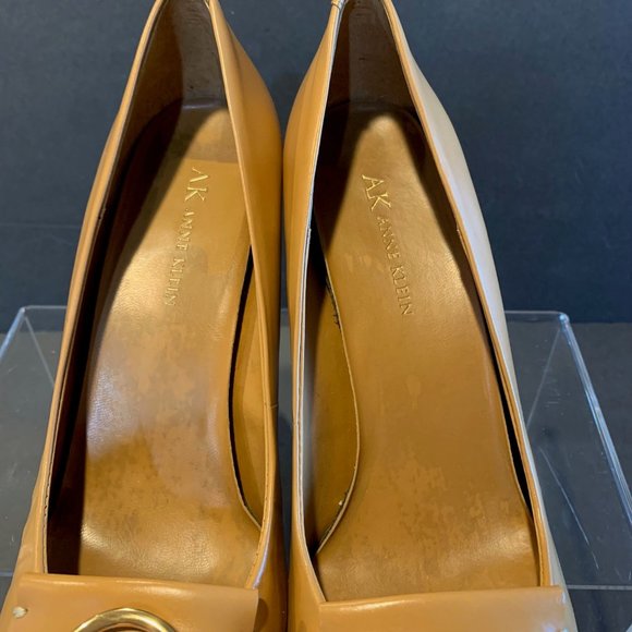 Anne Klein Womens New 7.5M Beige Pump w Fringe and Gold Hoop features on Toes - Picture 3 of 6